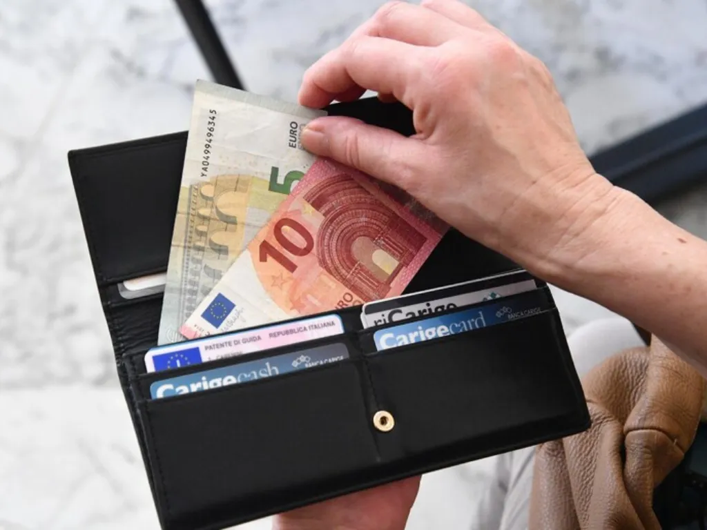 Stipendi da fame per 6 milioni di italiani: si vive con mille euro al mese