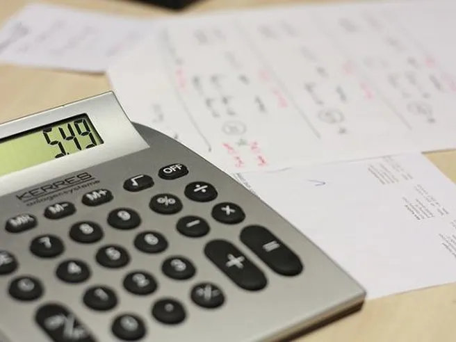 Bollette più care con lo smartworking estivo: 5 consigli per contenere il costo