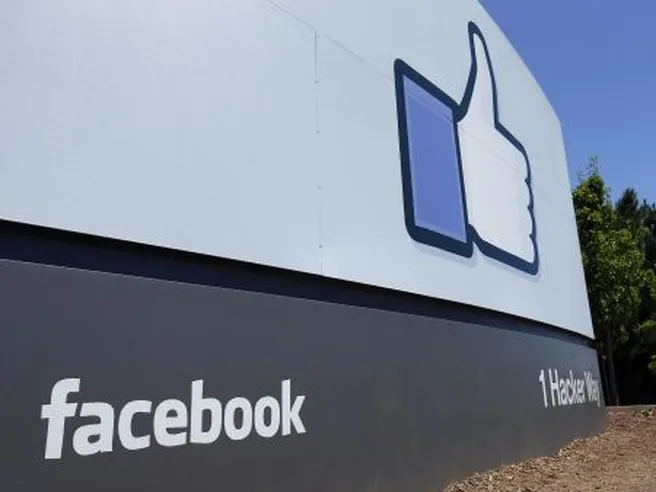 La svolta premia Facebook, utili record. Utenti tornano a crescere in Europa