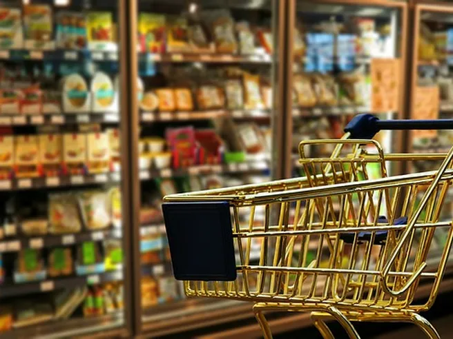 Confcommercio: consumi a livelli più bassi degli ultimi 25 anni, spese obbligate ‘mangiano’ il 44% uscite