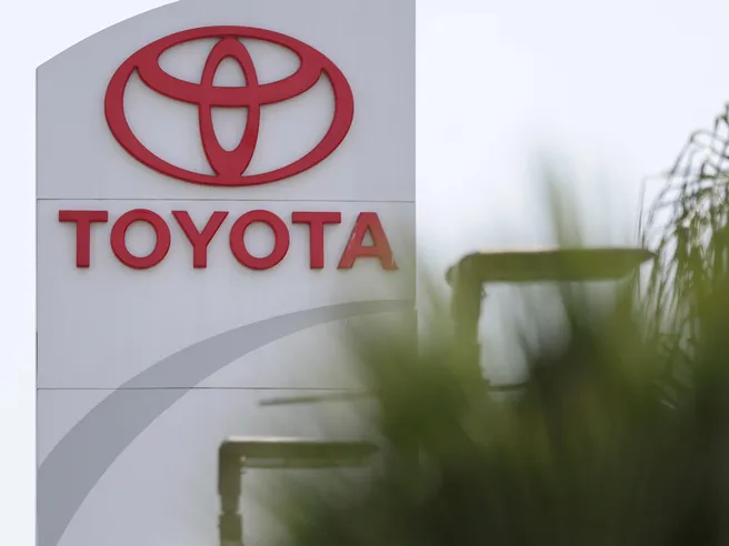 Toyota sta accusando i dazi: utili in down