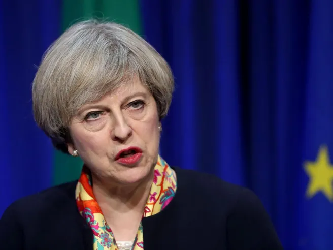 Attacco contro Theresa May, poltrona sempre più a rischio. Mentre negoziati Ue rischiano collasso e si lavora su piano B