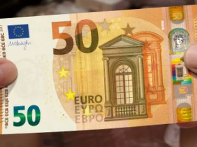 Euro si rafforza, petrolio tonico in attesa Opec. A Milano corrono le banche