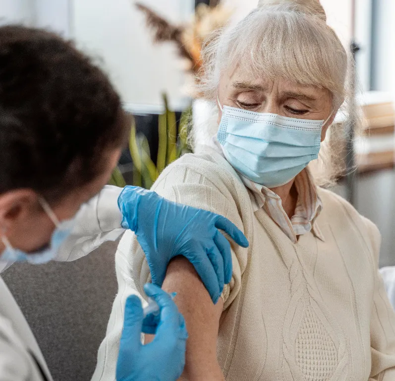 Vaccini Covid e influenza: categorie prioritarie e modalità di prenotazione