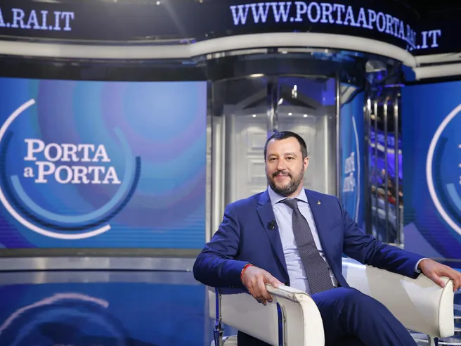 Migranti: governo Merkel sempre più in bilico, Salvini minaccia Schengen e ricatta su contributi Ue