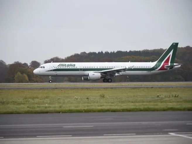 Dossier Alitalia ancora in stallo: commissari aprono a possibile mini proroga ma in tempi stretti