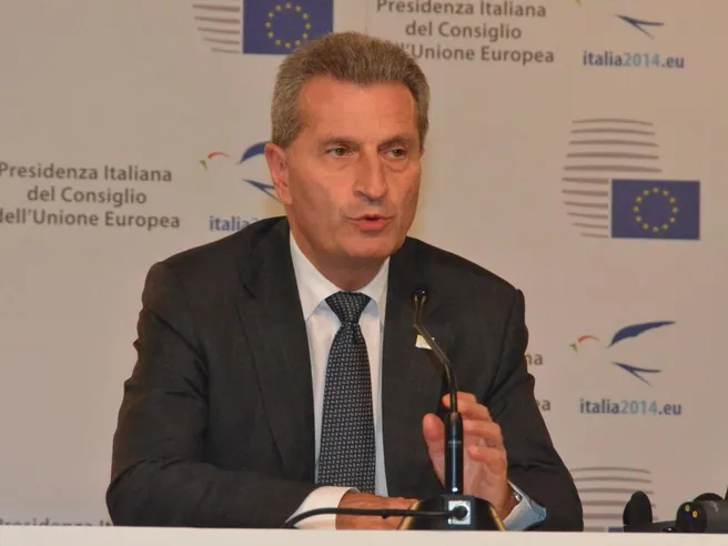 Oettinger: ‘penalità se Italia non paga contribuiti Ue’. Di Maio: ‘Ipocrita, nostra posizione su veto bilancio rimane’