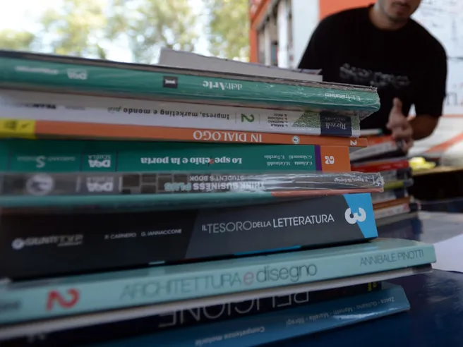 Caro libri scolastici: spesa fino a +620 € a famiglia, ipotesi detrazioni