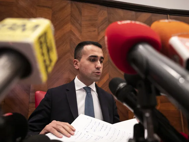 La ‘nuova’ manovra dopo intesa Ue: taglio risorse per quota 100 e reddito cittadinanza, rischio bomba Iva