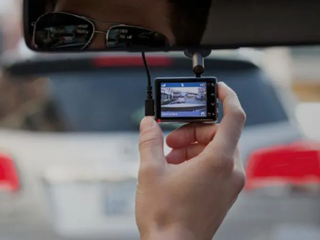Dash Cam: strumento utile o rischio legale? Cosa sapere prima di usarla