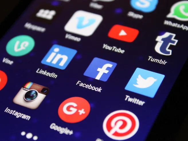 Il Covid-19 infetta i social: boom di utenti per Facebook e Twitter ma caduta ricavi pubblicitari