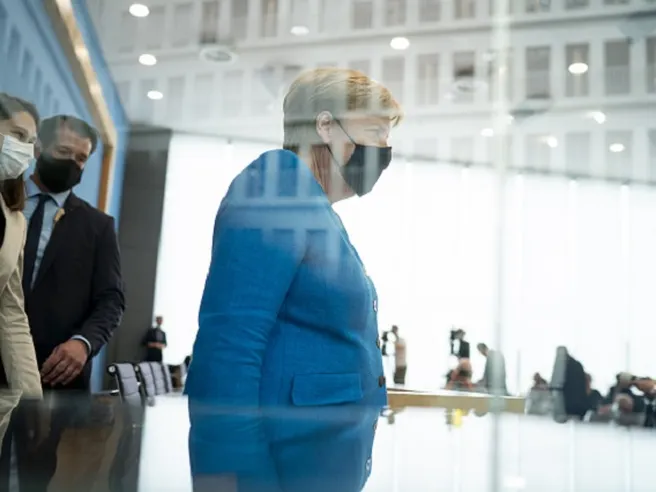Merkel avvisa i tedeschi: si va verso mesi difficili, una sfida per salute finanziaria del paese