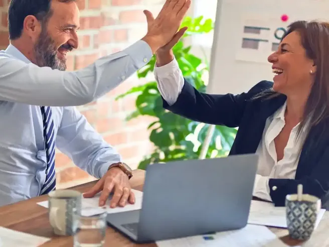 Gestisci la tua azienda ovunque con Finom: conto online, carte con cashback e IBAN veloce