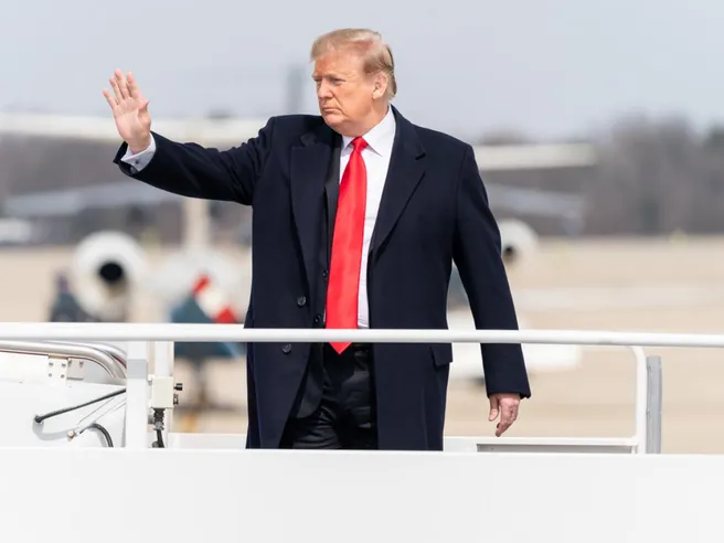 Trump auspica in caso di bisogno no-deal Brexit. E intanto protezionismo Usa danneggia manifattura UK
