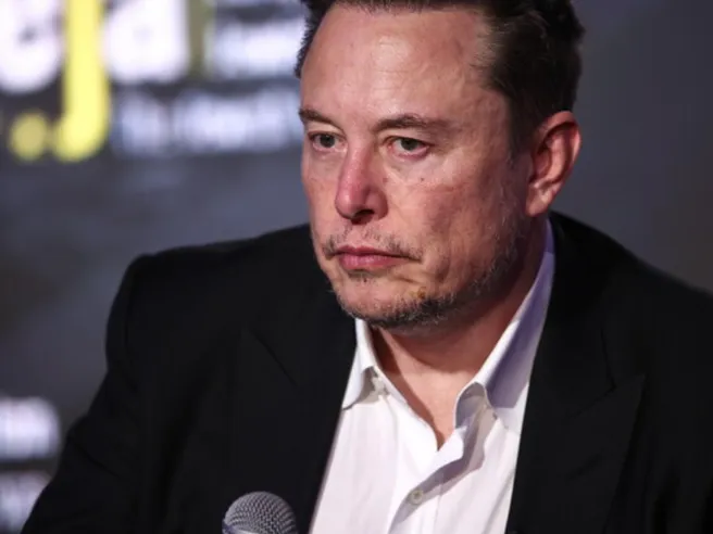 Elon Musk fa causa ad Apple e OpenAI: nel mirino ChatGPT su iPhone