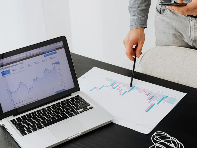 Berkshire Hathaway: svalutazione record e nuova era post-Buffett