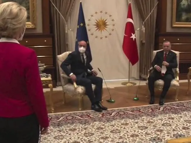 Sofagate, Draghi chiama Erdogan ‘dittatore’. Turchia furiosa convoca ambasciatore italiano. E Juncker sdrammatizza umiliazione von der Leyen