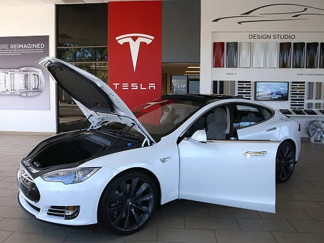 GM sfida Musk, ma a Wall Street continua la marcia di Tesla (+500% Ytd)