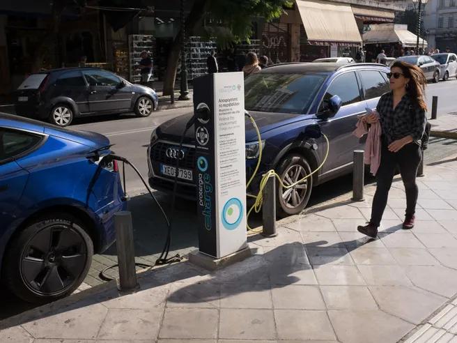 Auto elettrica, ecco quanto costa ricaricarla