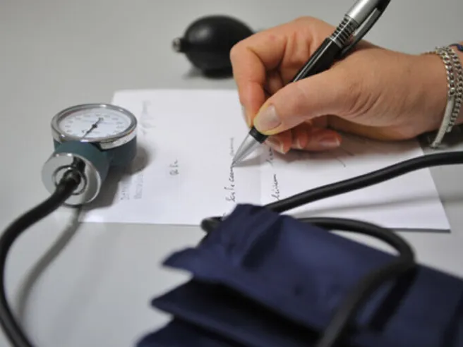 Certificato medico in ritardo? Il lavoratore rischia il licenziamento: la nuova sentenza