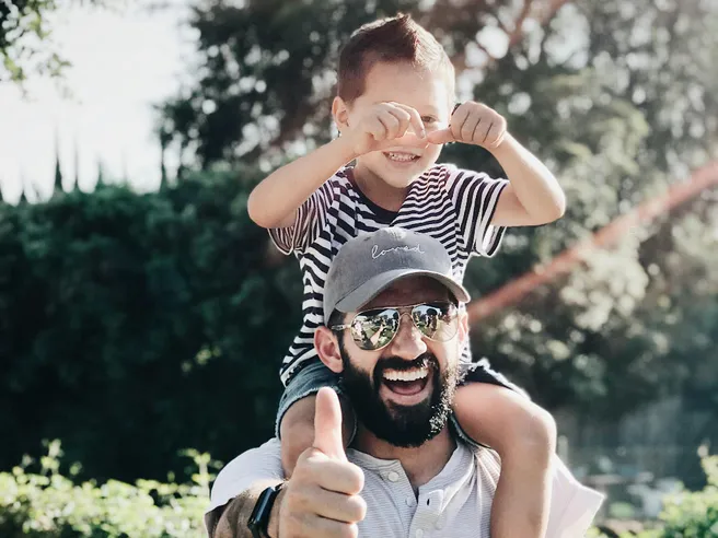 Adozione da single in Italia: come funziona e cosa prevede la legge