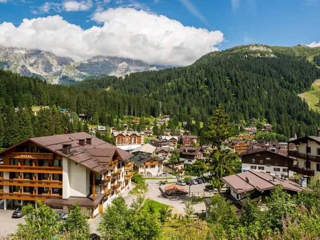 Case vacanza, è ripartito il mercato in Italia. Mare batte montagna, ma Madonna di Campiglio è la nuova regina dei prezzi   