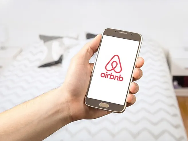 Airbnb debutta in Borsa e fa il botto: vincente la risposta alla crisi Covid-19