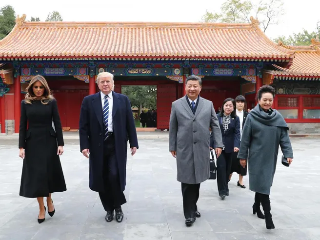 Trump rimanda dazi contro prodotti cinesi. ‘Progressi significativi’. Ma Oxford Economics rimane scettica