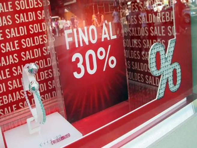 Saldi estivi al via ma è rischio flop. I consigli per evitare le fregature