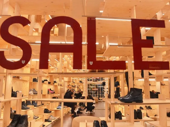 Saldi invernali al via: spesa media di 110 euro a persona per un totale di 4 miliardi