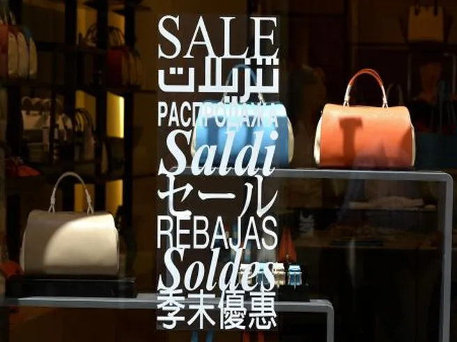 Saldi estivi: avvio anticipato in Campania, dal 6 luglio in tutta Italia. Ribassi dal 30%