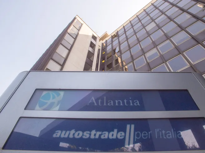 Atlantia e il piano M5S per evitare revoca: farla scendere a 30% Autostrade per far entrare F2i e Cdp