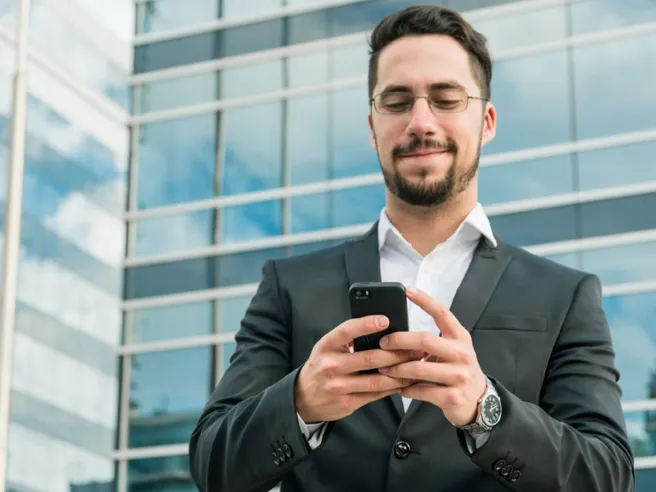 Il conto per imprenditori smart: Finom con IBAN veloce e cashback