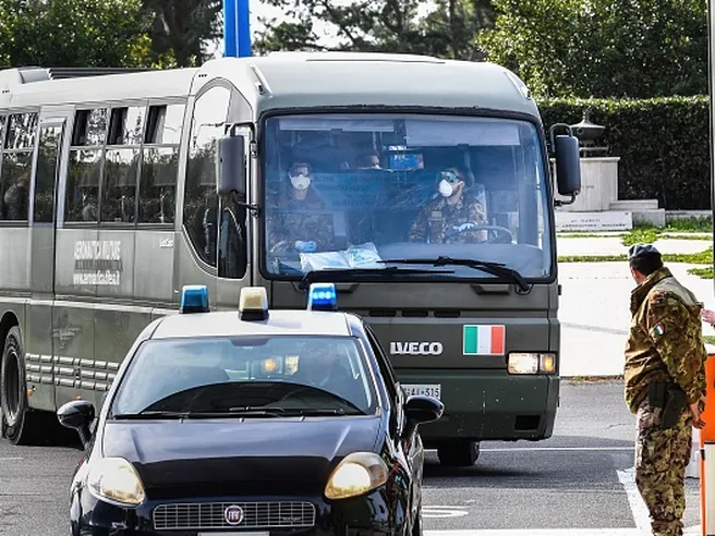 Coronavirus, l’Italia abbassa le serrande. Negozi: quelli che chiudono e quelli che rimangono aperti