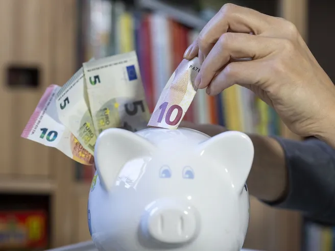 Italiani tra i più propensi a risparmiare in Europa, ma solo 1 su 3 ha le risorse per farlo