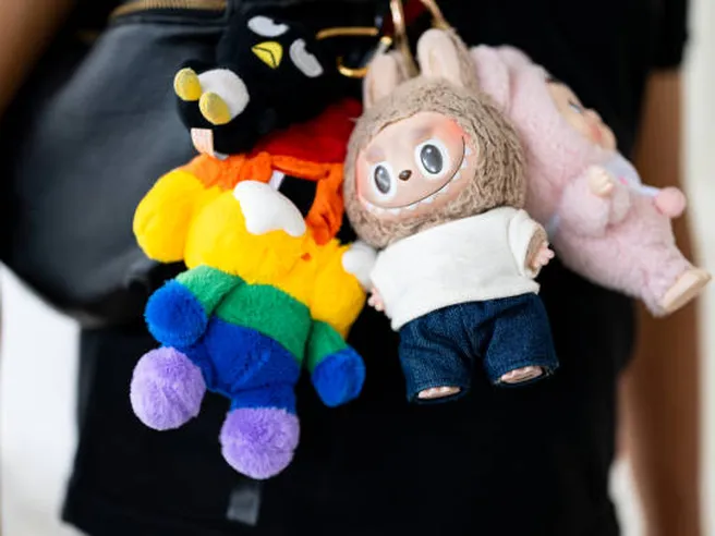 Labubu conquista il mercato: vendite record superano quelle di Barbie