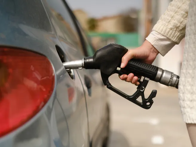 Prezzi carburanti ancora in calo, ma quanto durerà davvero la tregua?