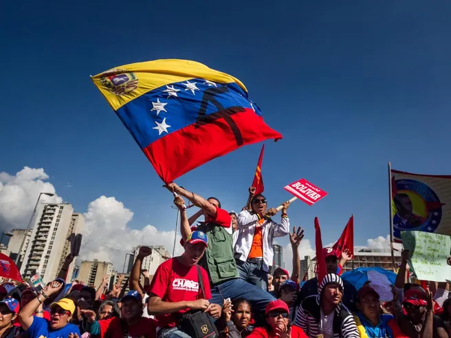 Venezuela: Maduro decide maxi-svalutazione e alza del 3.500% il salario minimo, nuova valuta ancorata al Petro