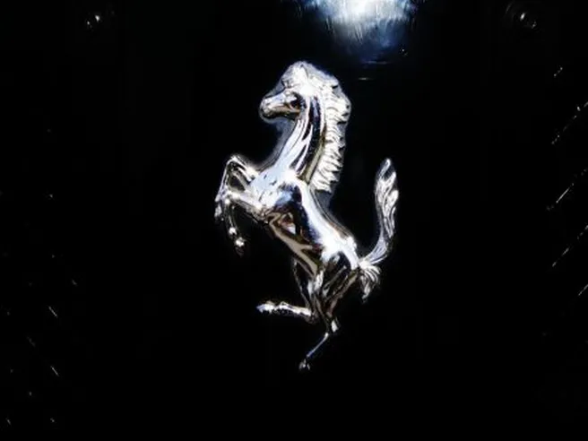 Ferrari è il brand più forte al mondo: in classifica anche Moncler e Gucci