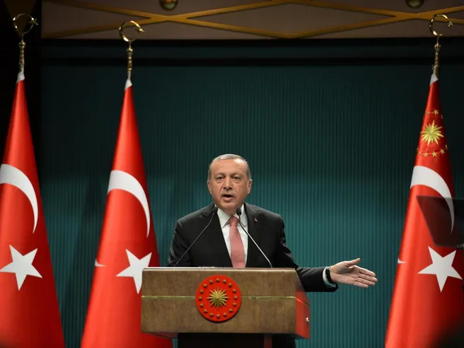 Erdogan silura terzo governatore banca centrale in due anni. Fuga investitori: e la lira crolla