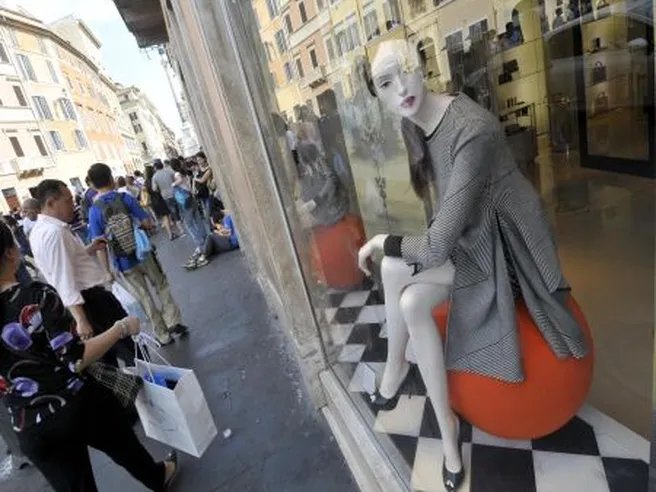 Consumi giù, famiglie riducono acquisti anche sul cibo. Per la prima volta frena l’e-commerce