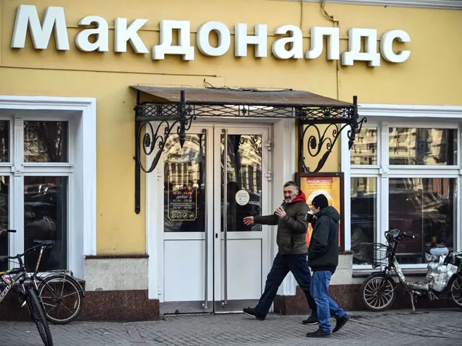 Finisce un’era: McDonald’s annuncia l’addio alla Russia. Archi dorati non splenderanno più nella piazza di Pushkin