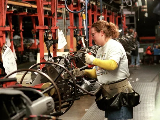 Altro dato Italia shock: produzione industriale crolla -5,5%. Ma Di Maio su stime Ue parla di teatro dell’assurdo