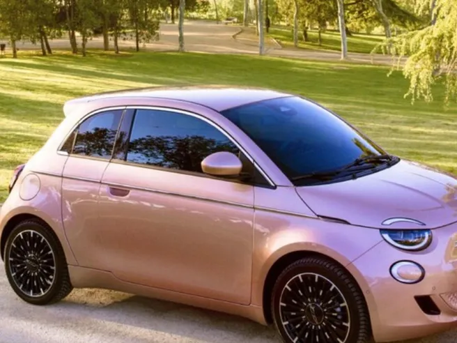 Fiat 500e ora costa meno di uno scooter