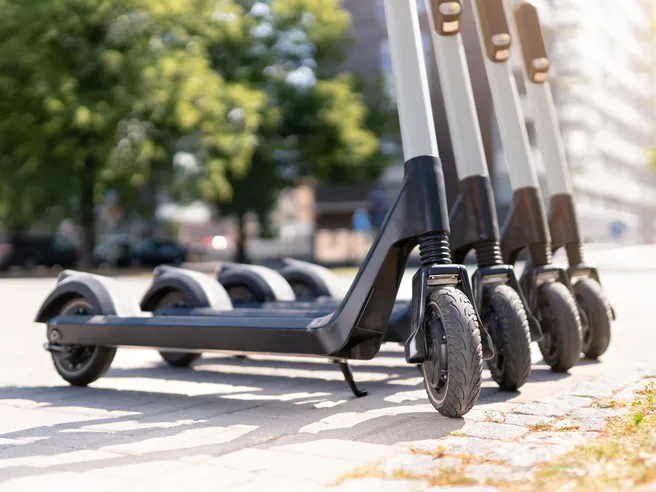 Boom per l’e-mobility: +140% le vendite, esplode corsa al monopattino complice il Bonus Mobilità