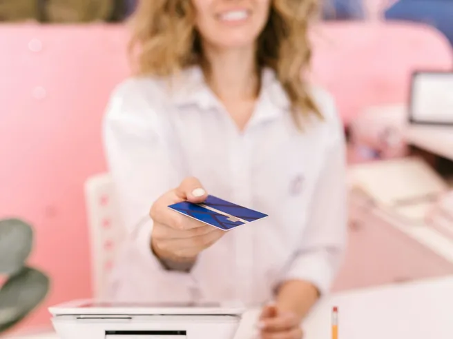 Carta di credito Mediolanum Recensione 2025: Caratteristiche, Costi e Requisiti