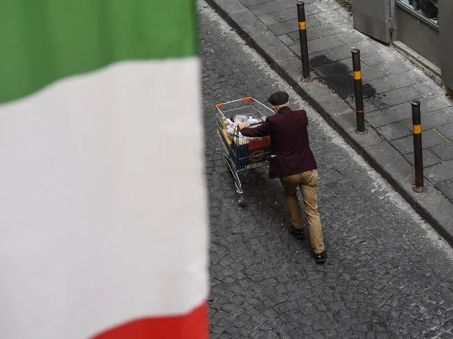Inflazione Italia in frenata: nel 2023 è al 5,7%. Rischio rialzo prezzi non ancora svanito