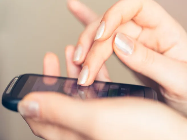 Banca: sempre più italiani fanno operazioni tramite mobile, ma la filiale resta il punto di riferimento