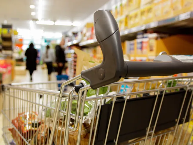Inflazione morde il carrello della spesa: ecco la classifica dei maggiori rincari