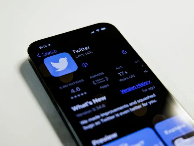 Con Elon Musk Twitter abbandona politica controlli su bufale Covid e vaccini. Scatta l’allarme
